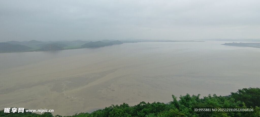 韩国首尔江边绿意盎然的开阔景致