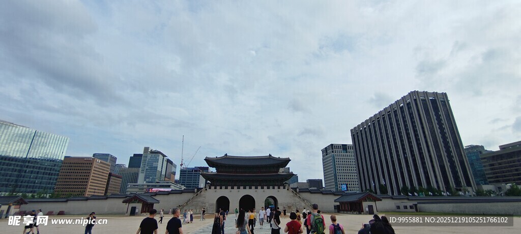 韩国首尔城市广场人群活动景象