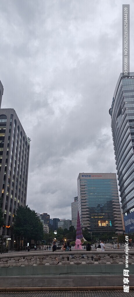 韩国首尔城市高楼前的人群景观