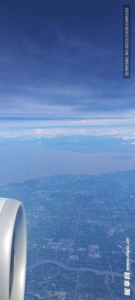 韩国首尔飞机窗外的蓝天云海景观