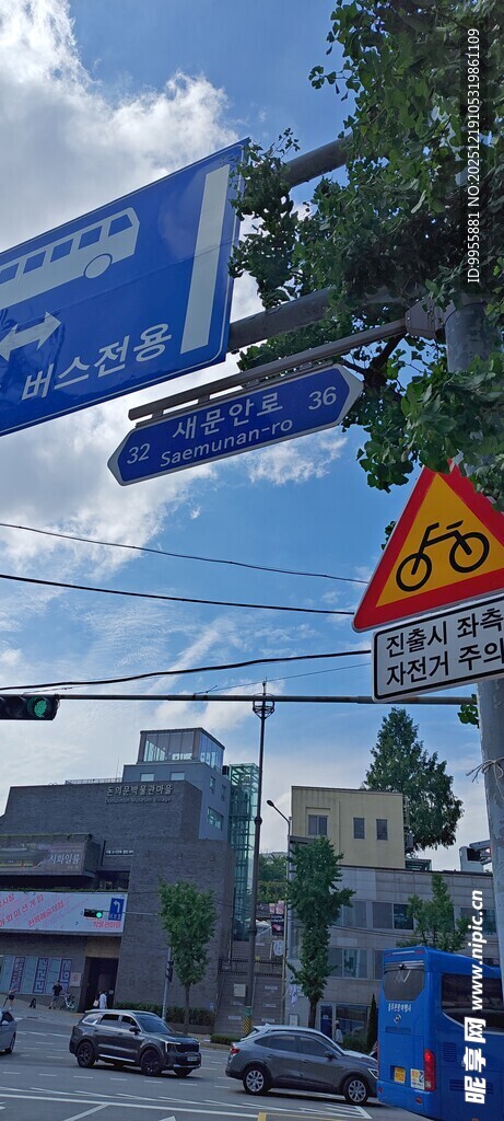 韩国首尔城市街道交通指示牌景观