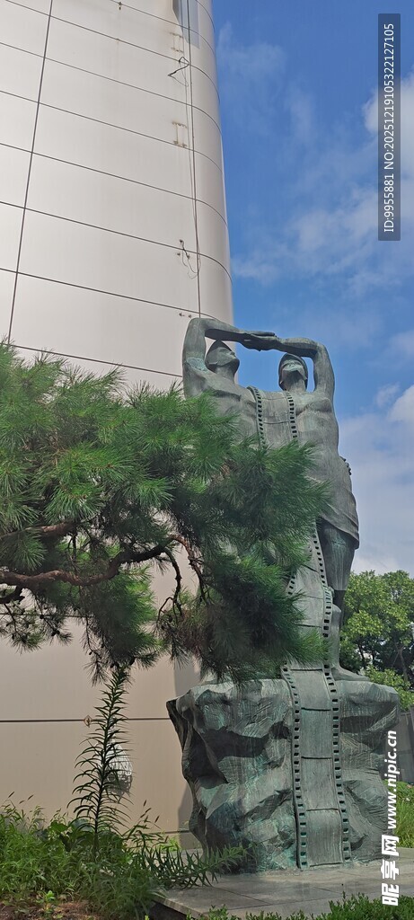 韩国首尔现代建筑旁的葱郁绿植