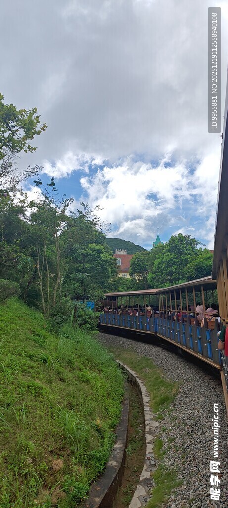 广东深圳茶山间铁轨旁的绿意景致