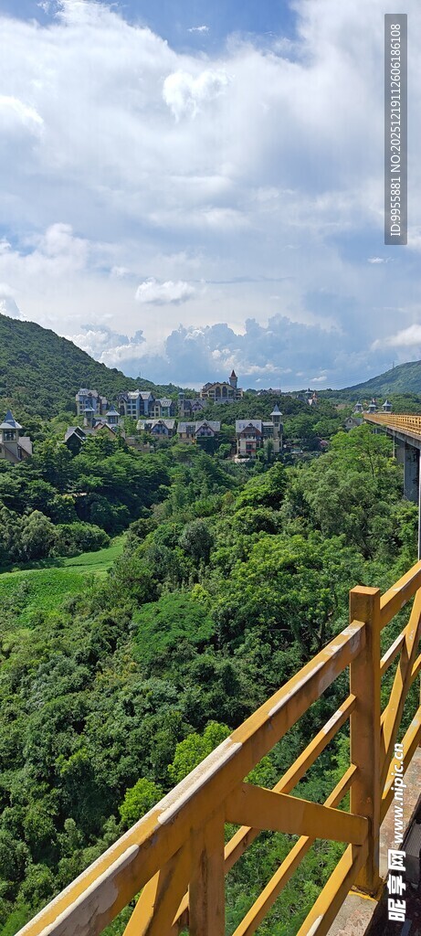 广东深圳茶山间木栏外的绿野风光