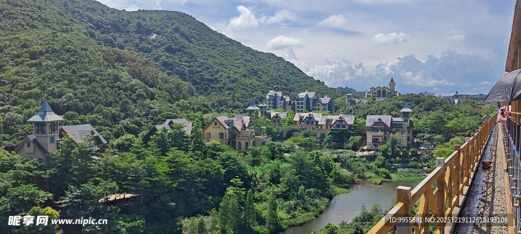 广东深圳山间观景台俯瞰秀丽风光