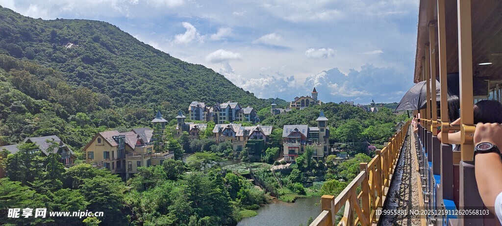 广东深圳山间观景台俯瞰秀丽风光