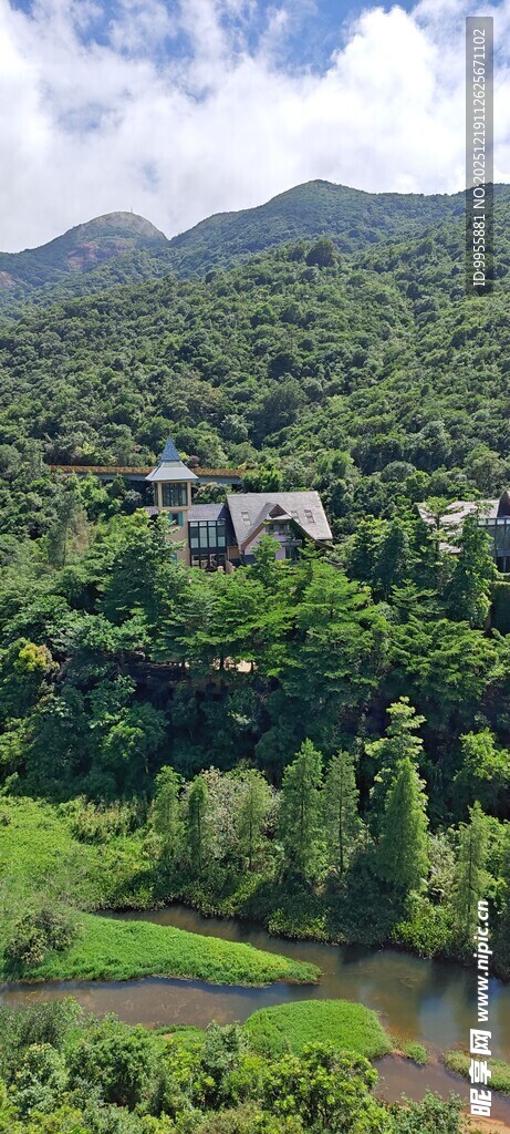 广东深圳茶山间绿野中的静谧村落