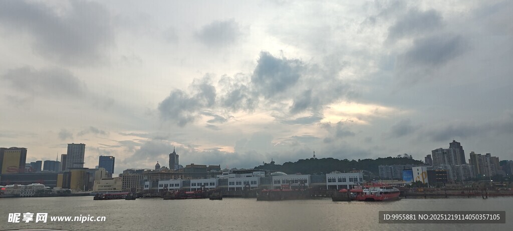 大湾区澳门城市天际线与多云天空
