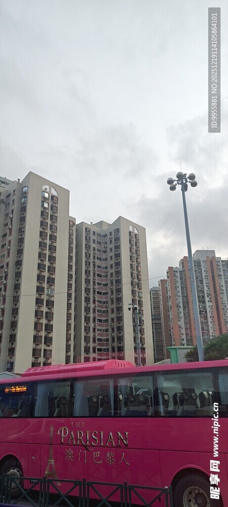 大湾区澳门城市中红色客车与高楼