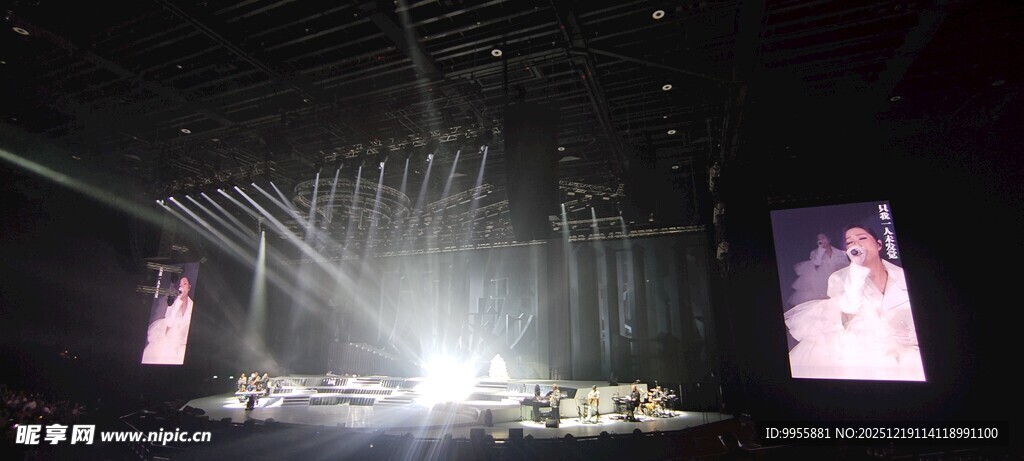 大湾区澳舞台灯光璀璨的演出场景