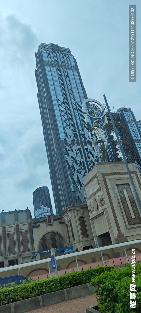 大湾区澳现代高楼与古典建筑相映