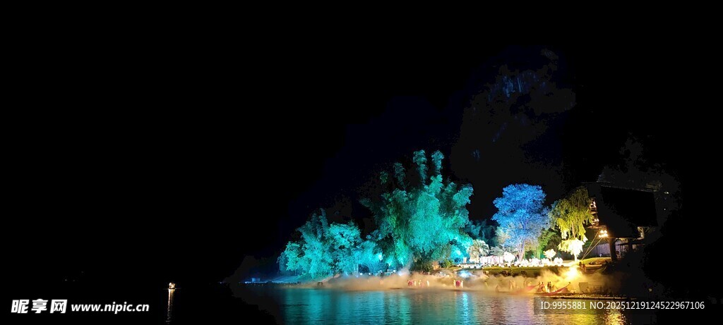 广西桂林梦幻夜景中的多彩灯光秀