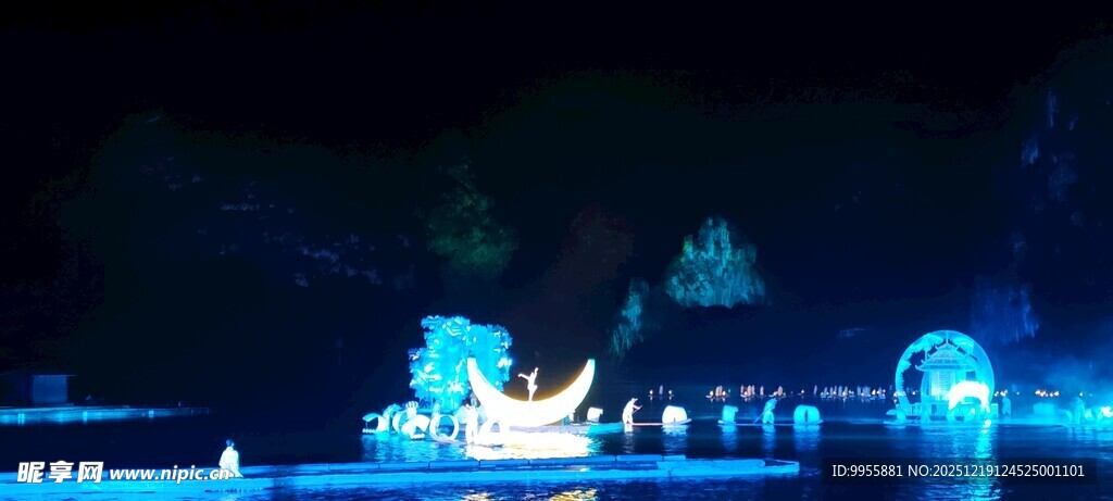 广西桂梦幻夜景中的璀璨水上景观