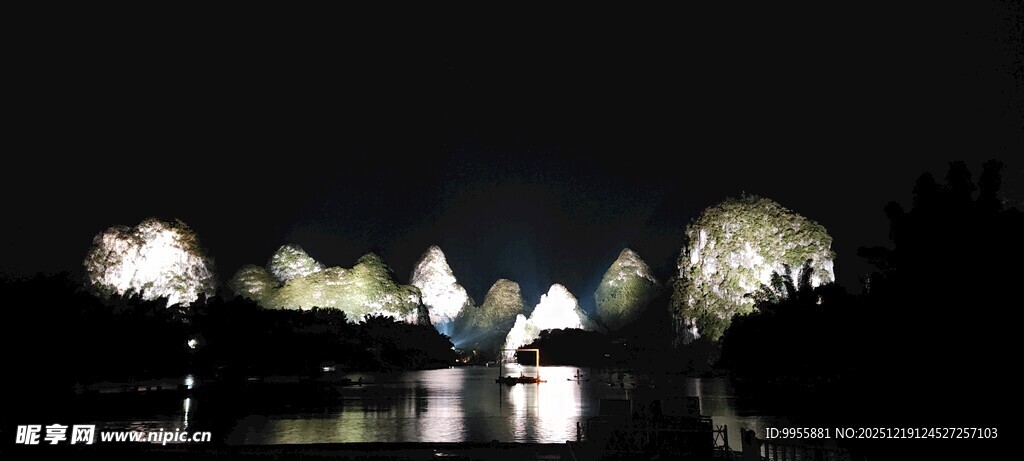 广西桂夜晚璀璨灯光下的城市景观