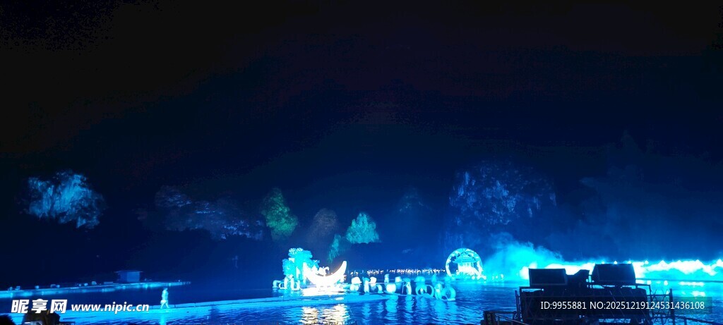 广西桂梦幻夜景中的璀璨蓝色灯光