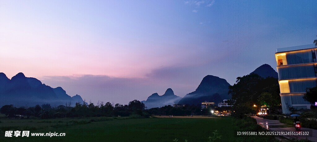 广西桂林阳山间暮色中的现代建筑