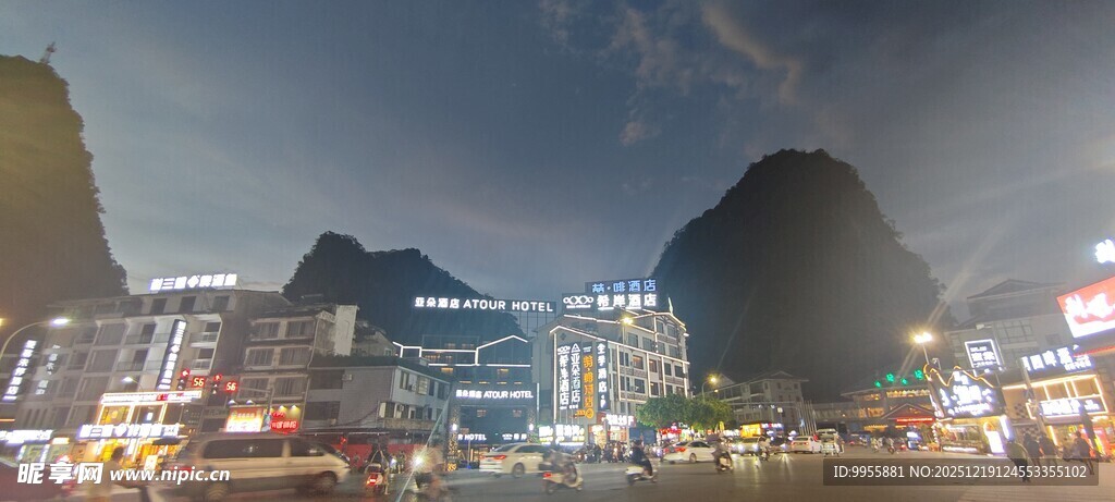 广西桂林城市夜景与远山相映成趣
