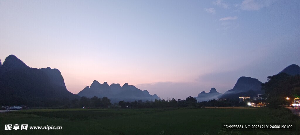 广西桂林阳黄昏下的山水田园美景