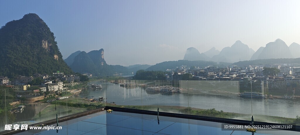 广西桂林阳山水间的无边泳池美景