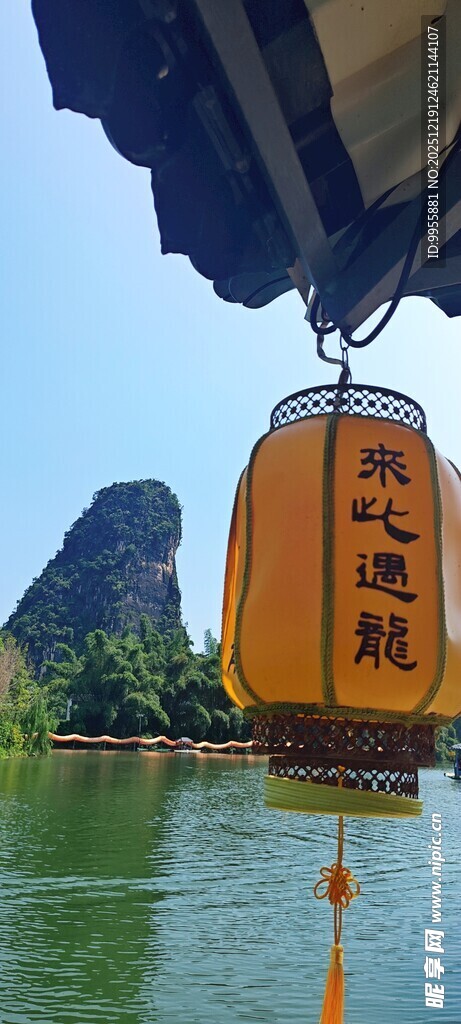 广西桂林阳漓江畔悬挂的古朴灯笼