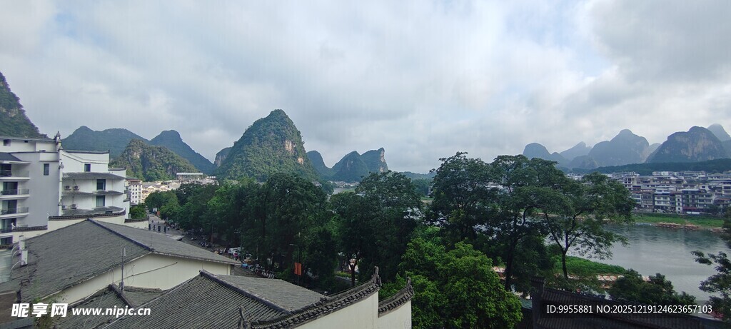 广西桂林阳朔山水环绕的城镇风光