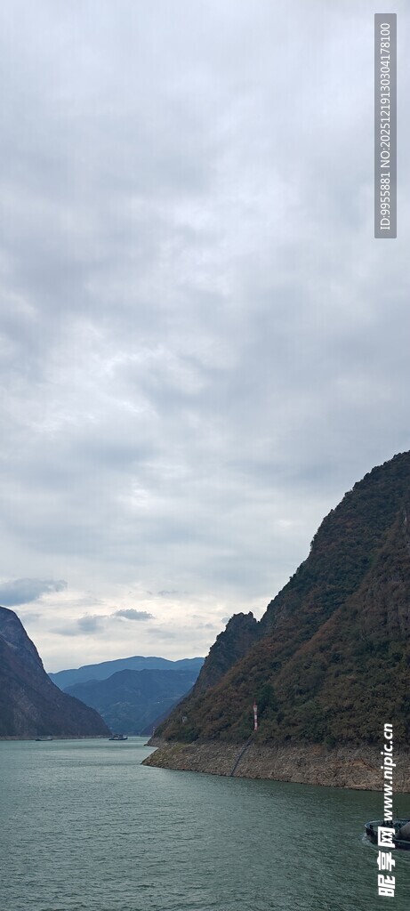 重庆宜昌云雾缭绕的山水风光