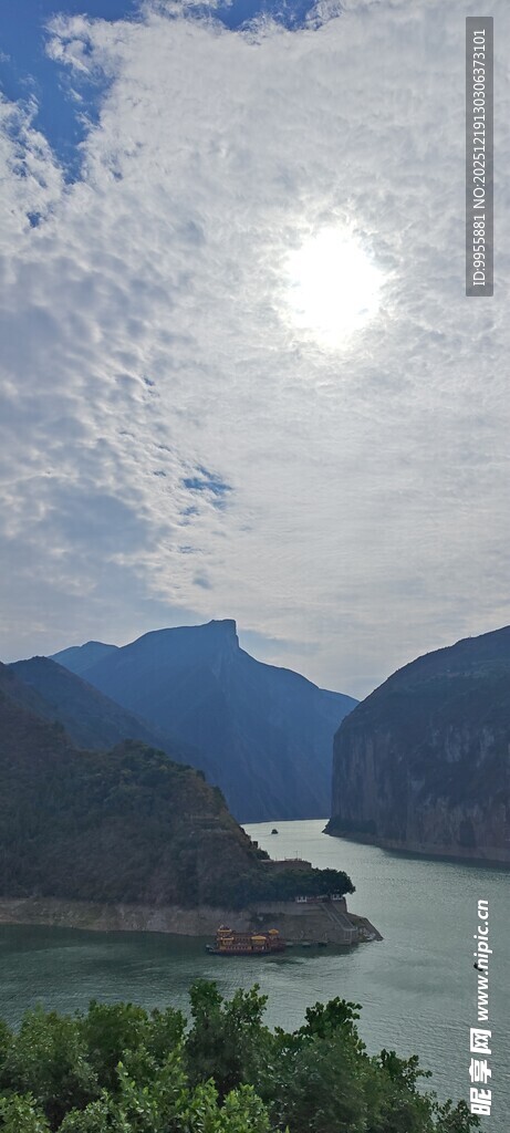 重庆宜昌山水间的明媚风光