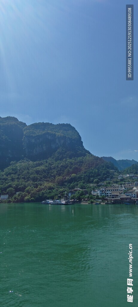 重庆宜昌青山绿水间的秀丽湖景