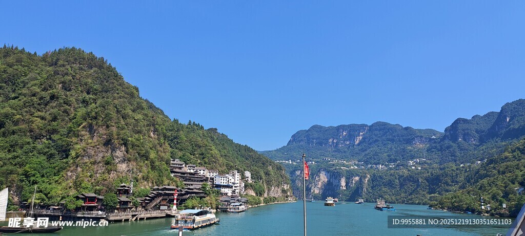 重庆宜昌山水相依的美丽江畔风光