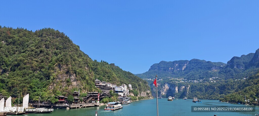 重庆宜昌青山绿水间的美丽江景