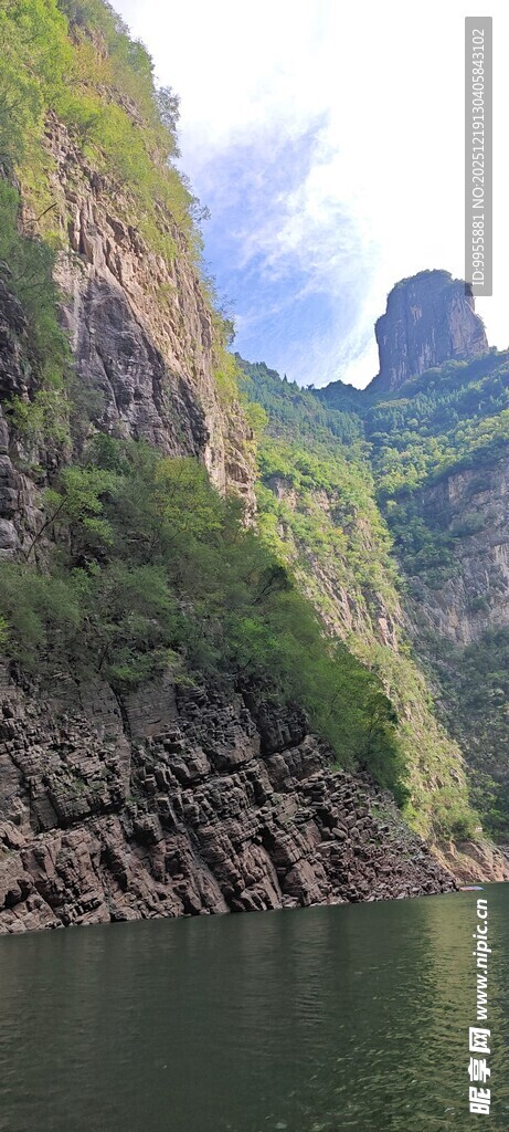 重庆宜昌壮丽峡谷中的碧水风光