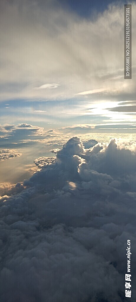 湖北恩施高空云海间的壮丽景致