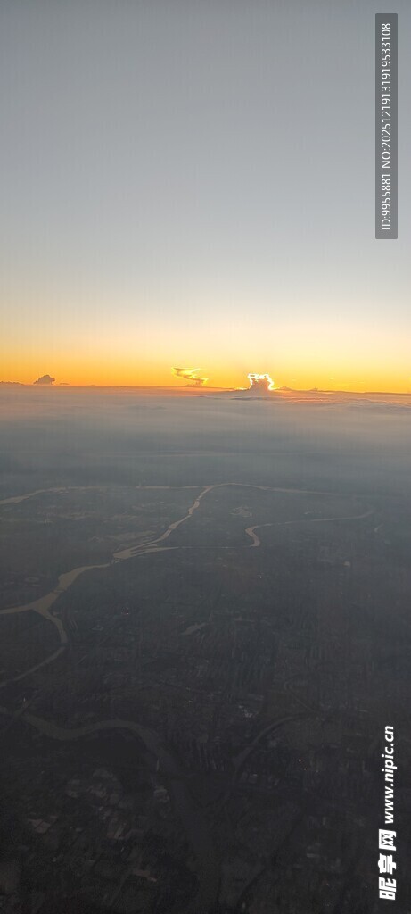 湖北恩施日出时分的广袤大地景观