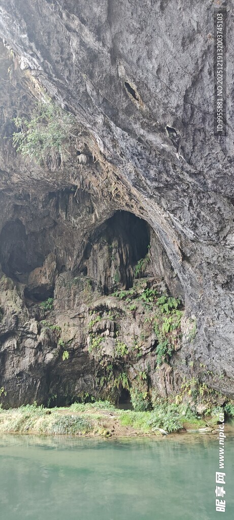 湖北恩施神秘洞穴旁的碧绿水域