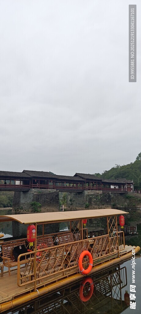 江西婺源水上中式游船