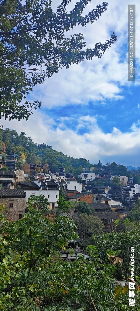 江西婺源山间村落美景