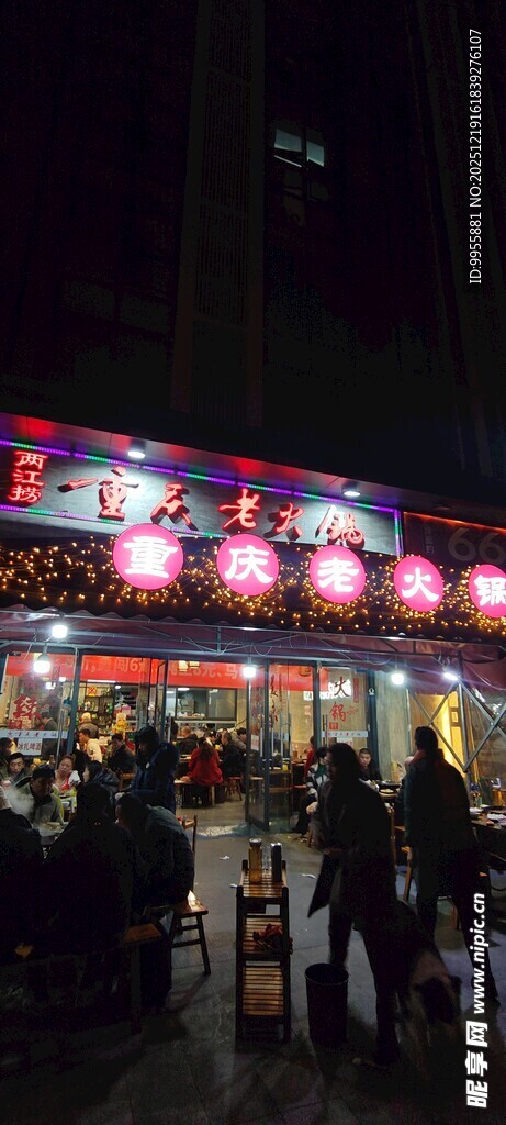 重庆武隆热闹夜市人群聚集场景