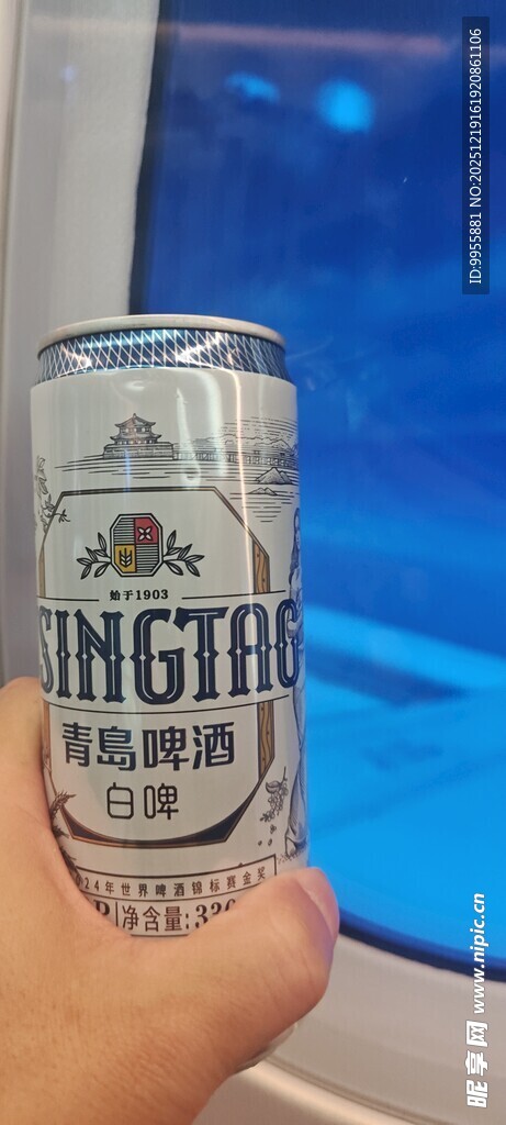 重庆武隆手持英特布鲁啤酒罐