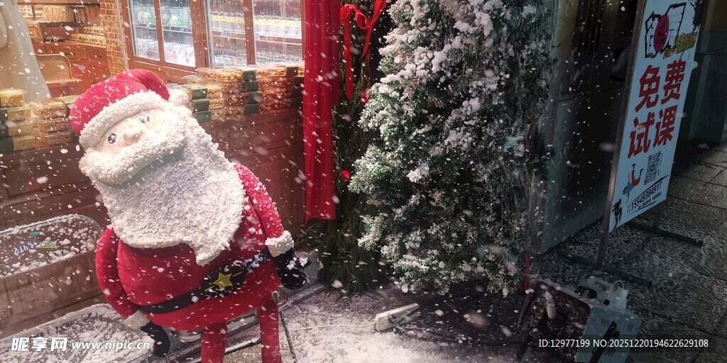 圣诞老人坐于装饰场景中