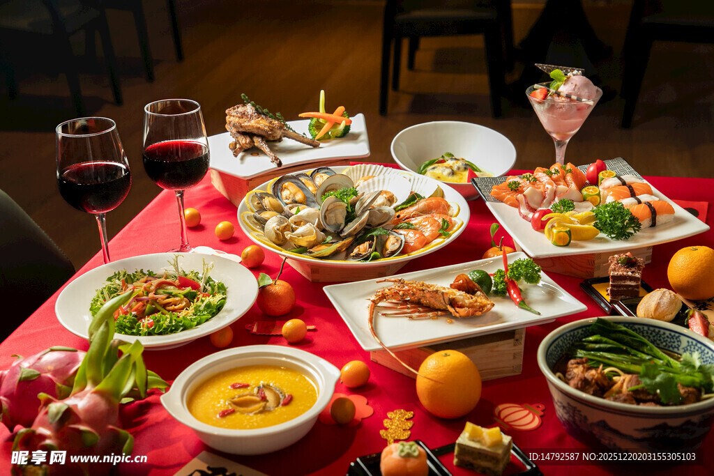 丰盛中式美食摆满餐桌