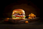 美味汉堡配香脆薯条