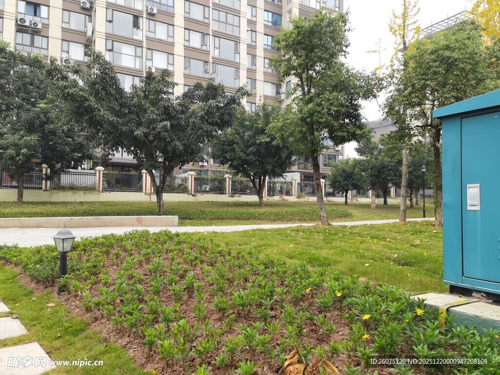 小区绿地旁的蓝色设施