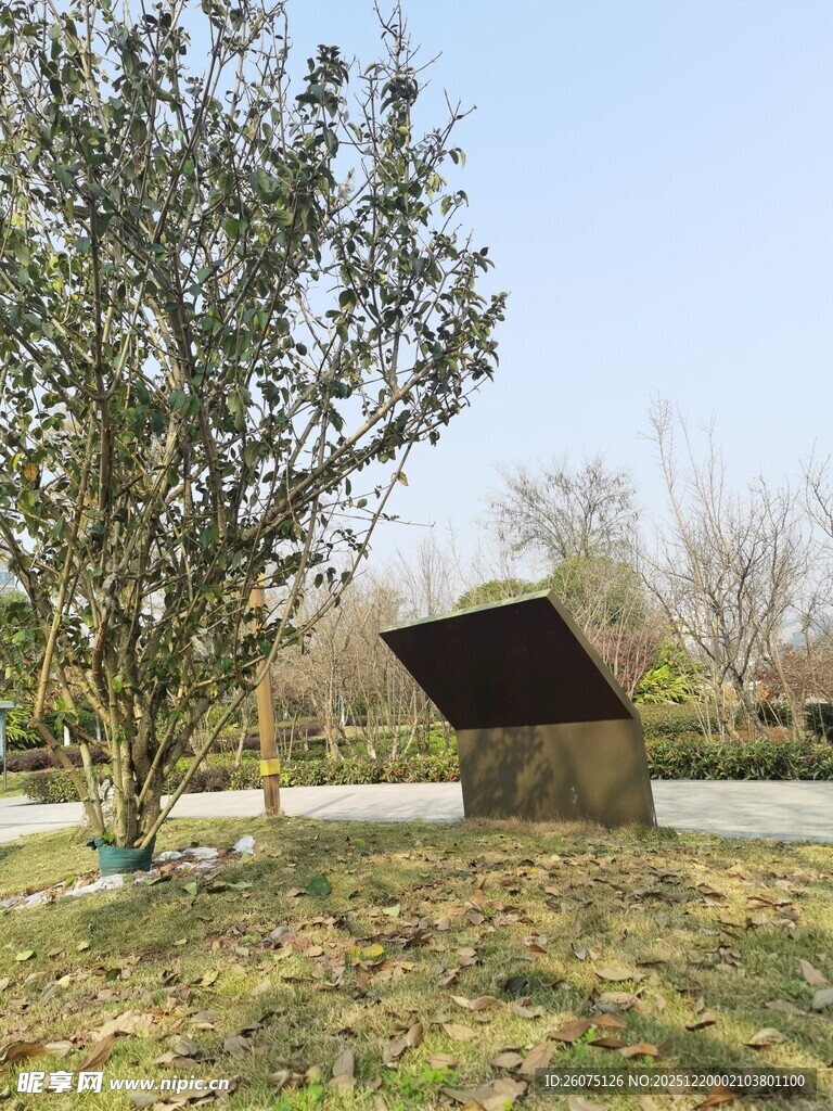 户外草地旁的简易小屋