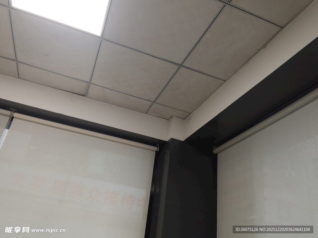 室内天花板及墙面一角