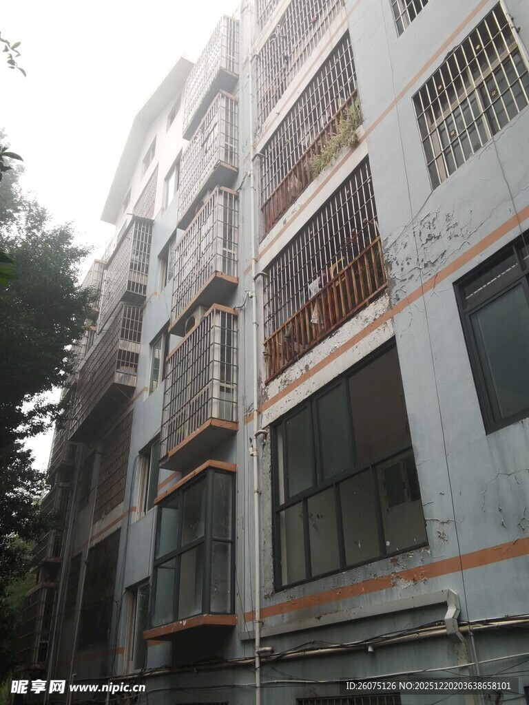 多层居民楼外观景象