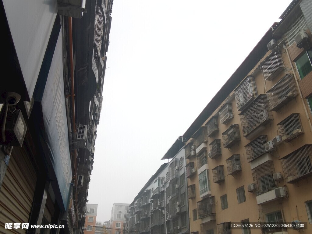 老旧居民楼街道景象