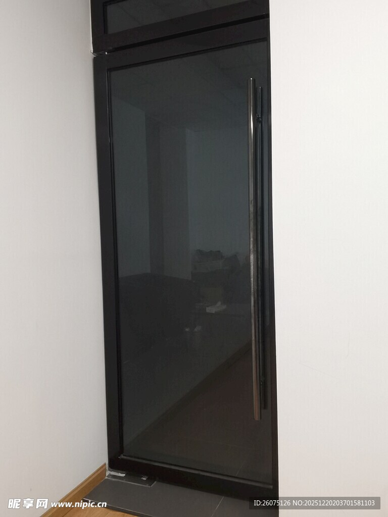 现代简约风格黑色玻璃门