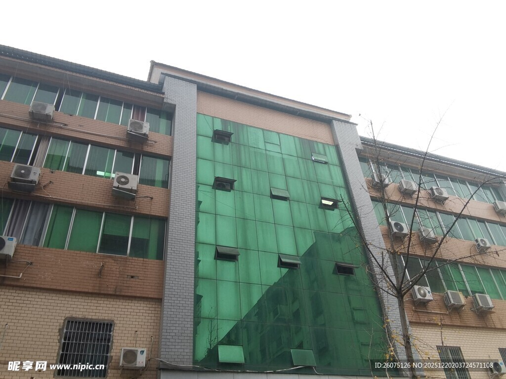 现代玻璃外墙多层建筑