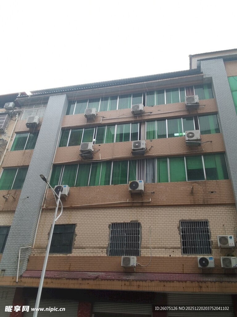 多层居民楼外观景象