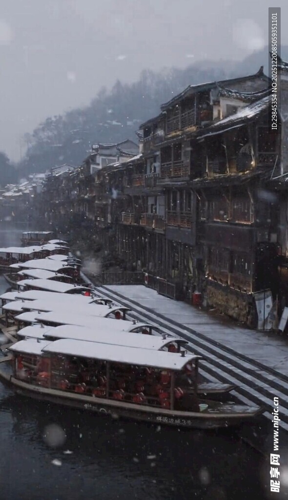 雪中古镇河畔船只景象